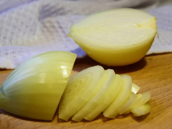 Frescas Cebollas Crudas Medio Picadas Una Tabla Madera Cerca Fondo —  Fotos de Stock