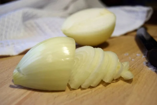 Frescas Cebollas Crudas Medio Picadas Una Tabla Madera Cerca Fondo —  Fotos de Stock