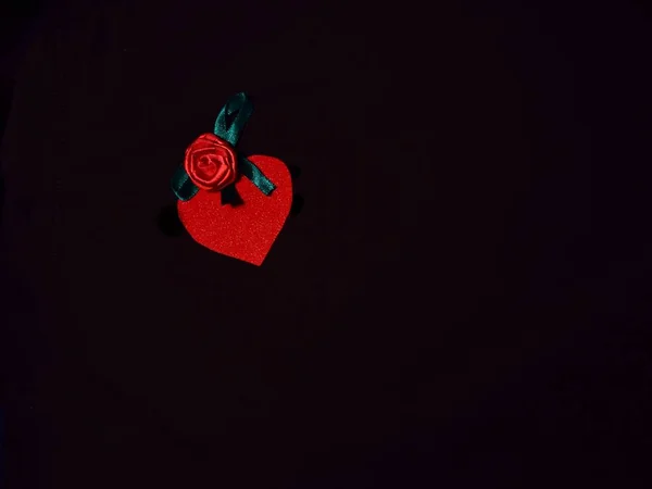 Μία Κόκκινη Καρδιά Και Ένα Τριαντάφυλλο Θέση Για Γράψιμο Επιλεκτική — Φωτογραφία Αρχείου