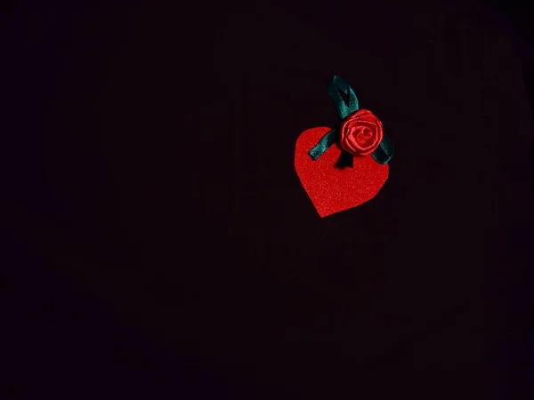 Μία Κόκκινη Καρδιά Και Ένα Τριαντάφυλλο Θέση Για Γράψιμο Επιλεκτική — Φωτογραφία Αρχείου