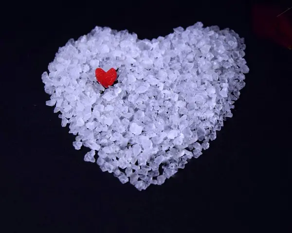 Large White Heart Made Bath Salt Which Lies Small Red — Stock Photo, Image