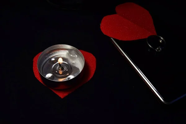 Anillo Plata Con Una Piedra Corazón Rojo Que Encuentra Teléfono — Foto de Stock