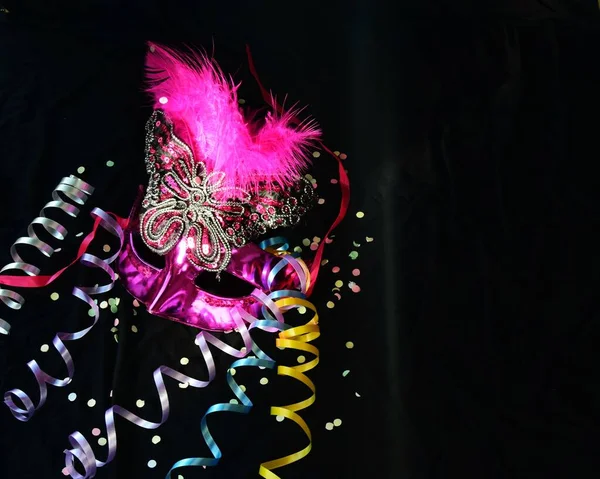 Carnevale Veneziano Maschera Rosa Con Piume Poltiglia Caramelle Uno Sfondo — Foto Stock