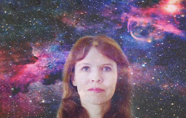 Gözlerinde piercing olan bir kadın. Kızın kafasının üstünde, beyaz toplar zihnin açıklığının, kehanetin sembolüdür. yumuşak odak