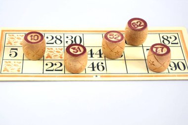 Tahta loto fıçıları, rakamlar, bingo oyunu. Masa aile oyunu. Beyaz arkaplanda izole.