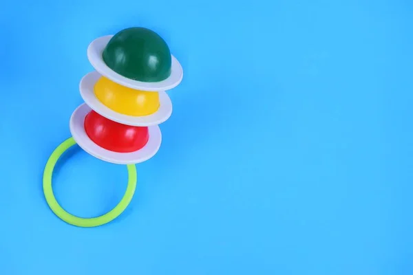 Ein Farbiges Rasselspielzeug Für Neugeborene Auf Blauem Hintergrund Nahaufnahme — Stockfoto