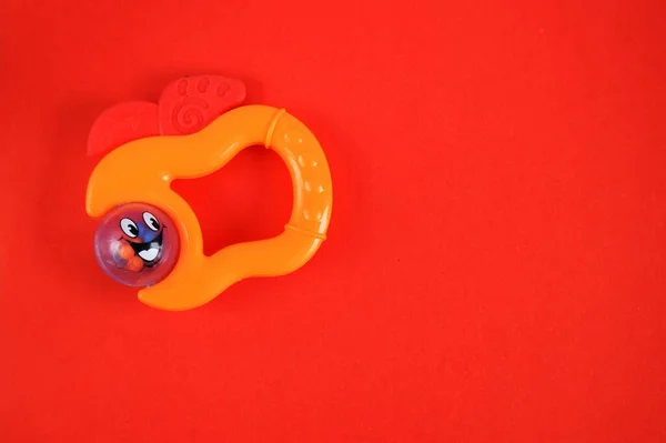 Одна Детская Погремушка Новорожденных Красном Фоне Close — стоковое фото