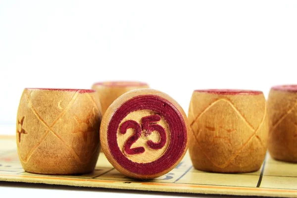 25 numaralı ahşap loto fıçıları. Beyaz bir arka planda izole edilmiş. Aile tombalası oyunu. Kavramsal fotoğraf.