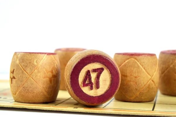 Tahta loto fıçılarında numaralar var. Beyaz bir arka planda izole edilmiş. Aile tombalası oyunu. Kavramsal fotoğraf.
