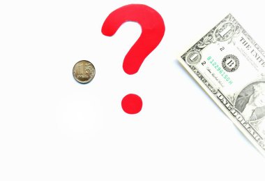 Bir dolarlık banknot ve arka planda soru işareti olan bir Rus rublesi. Finansal kriz ve tasarruf için para seçimi, Rublonun devalüasyonu konsepti.