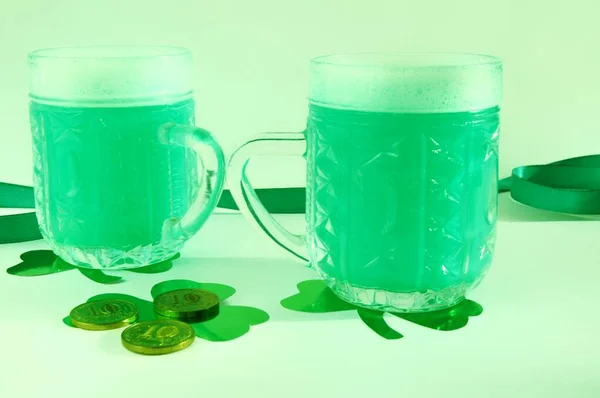 Dia Patricks Duas Canecas Cerveja Vidro Estão Fundo Verde Lado — Fotografia de Stock