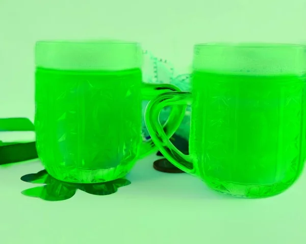 Patricks Day Stehen Zwei Gläserne Bierkrüge Auf Grünem Grund Daneben — Stockfoto
