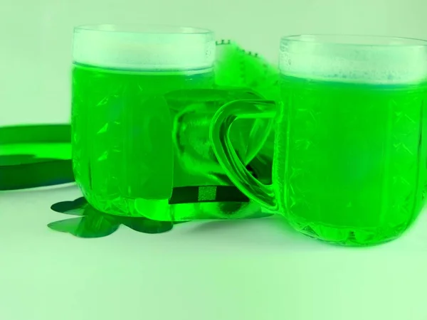 Patricks Jour Deux Tasses Bière Verre Tiennent Sur Fond Vert — Photo