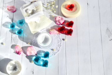 Açık ahşap arka planda bahar çiçekleri olan güzel bir spa kompozisyonu. 