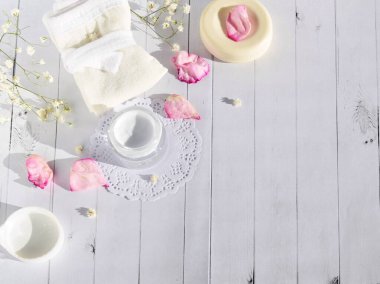 Açık ahşap arka planda bahar çiçekleri olan güzel bir spa kompozisyonu.