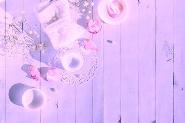 Açık ahşap arka planda pembe renkte bahar çiçekleri olan güzel bir spa kompozisyonu