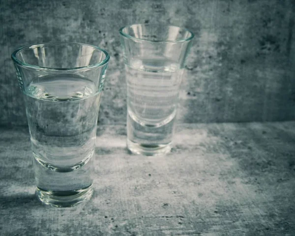 Bicchieri Con Una Vodka Bevanda Alcolica Uno Sfondo Freddo Concreto — Foto Stock