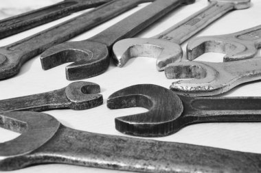 Ahşap arka planda farklı çaplı yayıcılar, siyah ve beyaz fotoğraf. Yakın plan, yumuşak odak