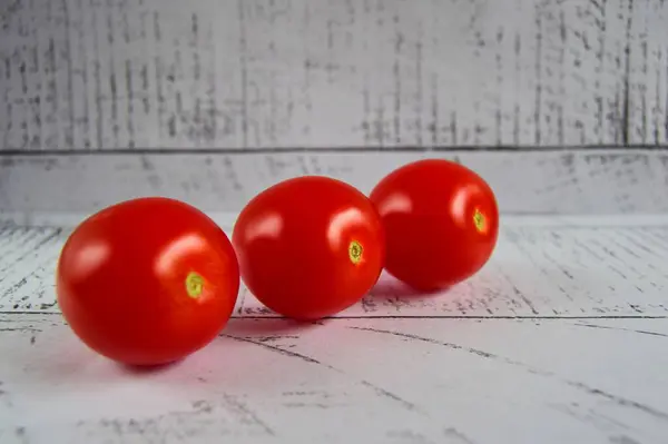 토마토는 대각선으로 식물성 건강식 — 스톡 사진