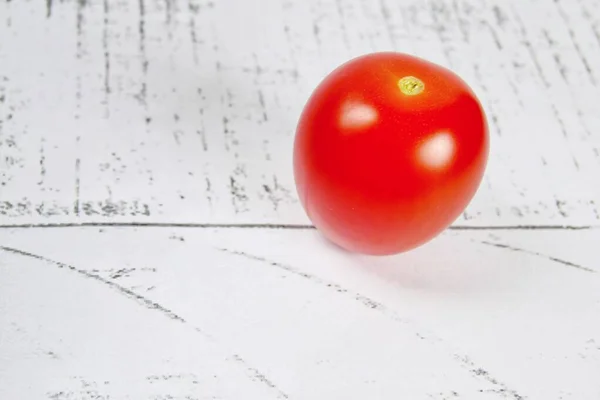 Pomodori Diagonalmente Uno Sfondo Legno Primo Piano Cibo Sano Vegetariano — Foto Stock