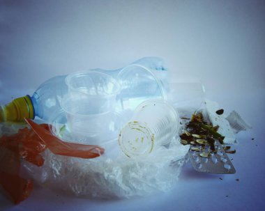 Ev halkı çevre kirliliği sorununu çöpe atıyor. Plastik çevresel bir sorundur. Kapat.