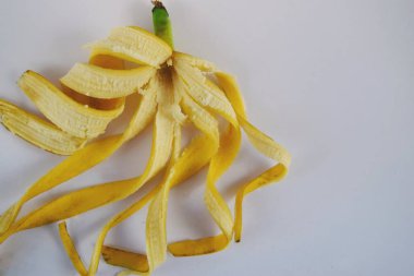 Beyaz arkaplanda muz kabuğu, yakın plan.