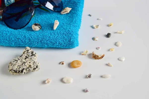 Taşlı, kabuklu ve hafif arka planda kaplıca gözlüklü bir havlunun güzel kompozisyonu. Tatil havluları 25 Mayıs yakın plan