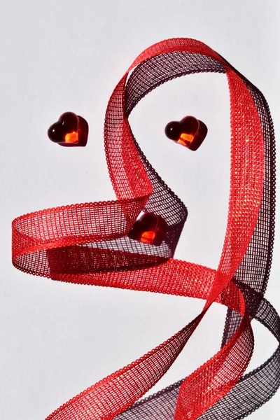Aşkın kalbi şeklinde kırmızı bir kurdele. Dekorasyon tasarımı için kesme ögesi. Sevgililer günü kartları, düğün davetiyeleri, tıbbi kardiyo grafikleri..
