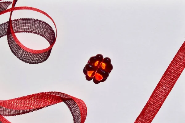 Aşkın kalbi şeklinde kırmızı bir kurdele. Dekorasyon tasarımı için kesme ögesi. Sevgililer Günü kartları.