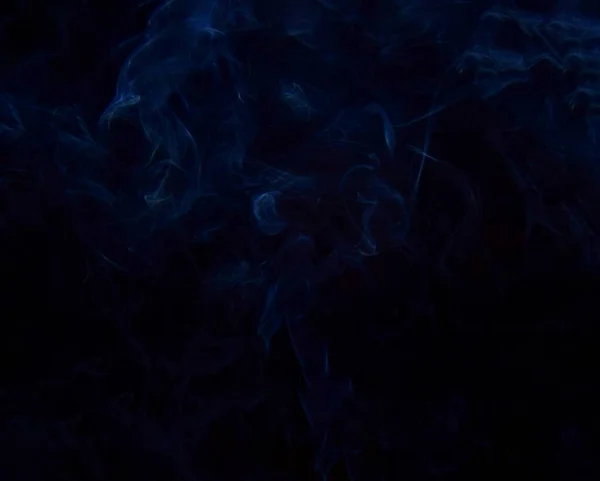 Abstracte Sigarettenblauwe Rook Een Zwarte Achtergrond Close Foto Voor Banner Rechtenvrije Stockfoto's