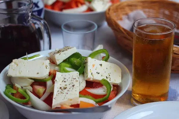 Yunan salatasıyla öğle yemeği