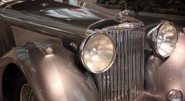 Eski gümüş renkli otomobilin arka farları