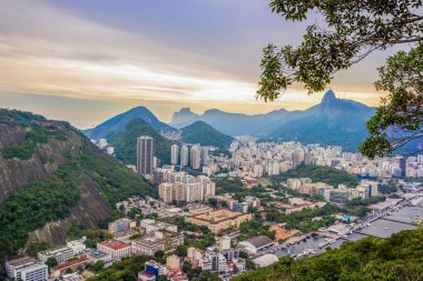 Rio De Janeiro Muhteşem Manzara, Urca Hill, Sugar Loaf Dağı, Akşam Bulutları, Günbatımı. Binalar, Okyanus Kıyısı Ve Tropikal Tepeler, Rio. 