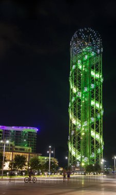 Georgia, Batumi 'deki deniz kenarındaki Alfabetik Kule. Gürcistan alfabesi ve DNA sarmalı harfleriyle alışılmadık modern bir bina. Güzel gece aydınlatması.