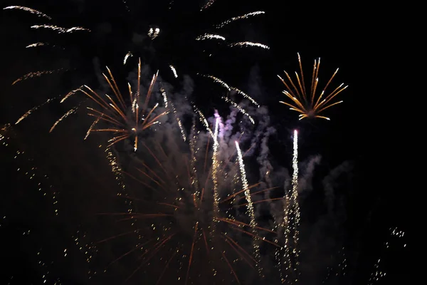 Fuegos artificiales festivos en el cielo nocturno — Foto de Stock