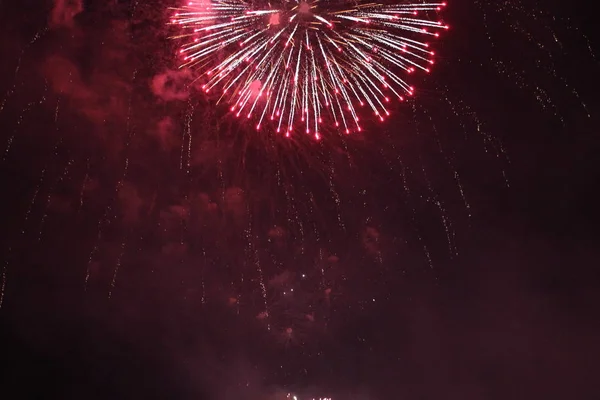 Fuegos artificiales festivos en el cielo nocturno — Foto de Stock