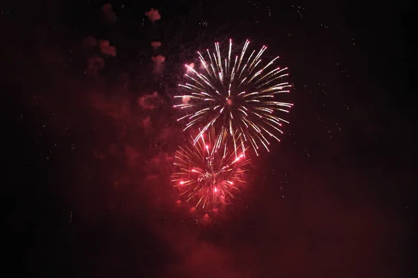 Fuegos artificiales festivos en el cielo nocturno — Foto de Stock