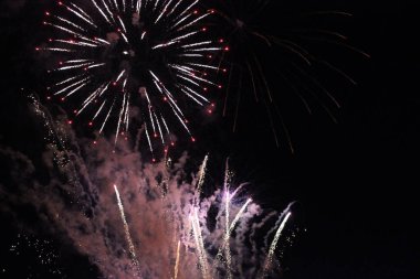 Gece gökyüzünde havai fişek gösterisi