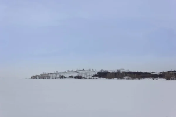 Zimowy śnieżny krajobraz ze wzgórzami i drzewami — Zdjęcie stockowe