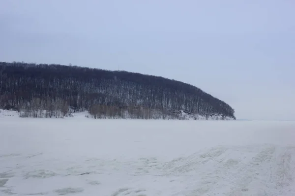 Zimowy śnieżny krajobraz ze wzgórzami i drzewami — Zdjęcie stockowe