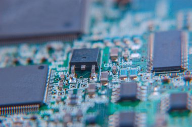 Elektronik bileşenleri olan kapalı devre kartı