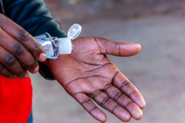 Corona virüsünü ve diğer bulaşıcı bakterileri önlemek için el dezenfektanı uyguluyorum. Önleme ve sağlık hijyeni kavramları için.