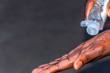 Corona virüsünü ve diğer bulaşıcı bakterileri önlemek için el dezenfektanı uyguluyorum. Önleme ve sağlık hijyeni kavramları için.
