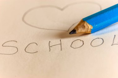 Beyaz kağıt üzerinde yazılı ve kalem işi. Covid-19 normale dönerken okula geri dönüyorum.