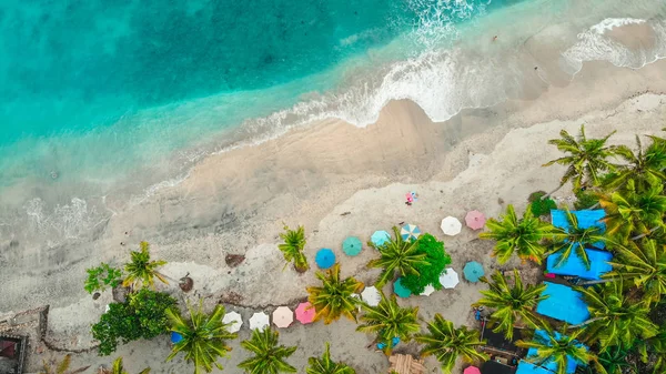Vedere Aeriană Uimitoare Mare Plajă Nisip Palme Umbrele Soare Bali — Fotografie de stoc gratuită