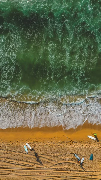 Καταπληκτική Θέα Της Θάλασσας Και Surfers Στην Αμμώδη Παραλία — Δωρεάν Φωτογραφία