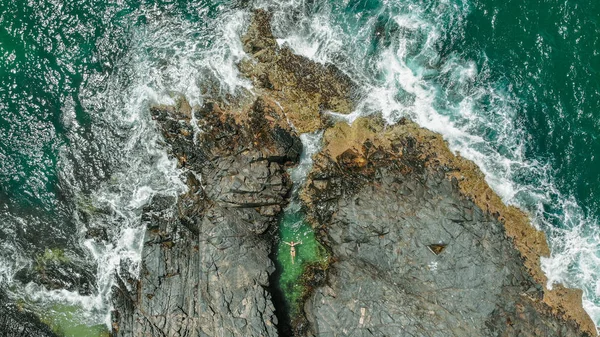 Erstaunliche Luftaufnahme Des Meeres Und Der Felsen — kostenloses Stockfoto