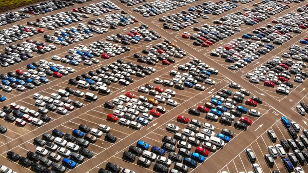 Pemandangan Udara Dari Tempat Parkir Besar Dengan Banyak Mobil — Foto Stok Gratis