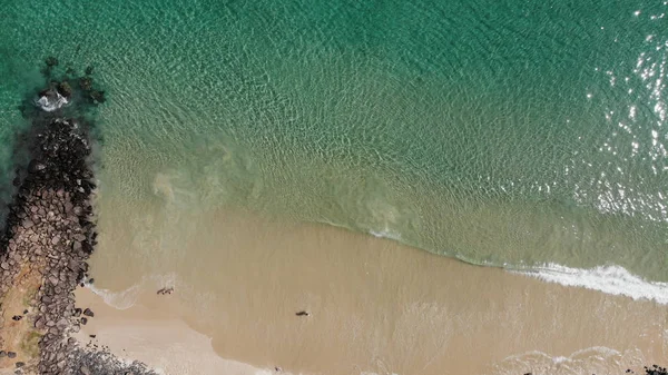 Pemandangan Udara Yang Menakjubkan Pantai Berpasir Dan Gelombang Laut Azure — Foto Stok Gratis