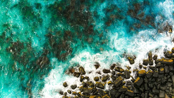 Geweldig Uitzicht Vanuit Lucht Zee Rotsen — Gratis stockfoto